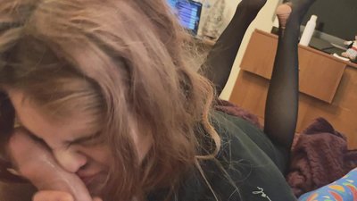 Хуй в горле, рваные колготки и рваные пятки приятно познакомиться